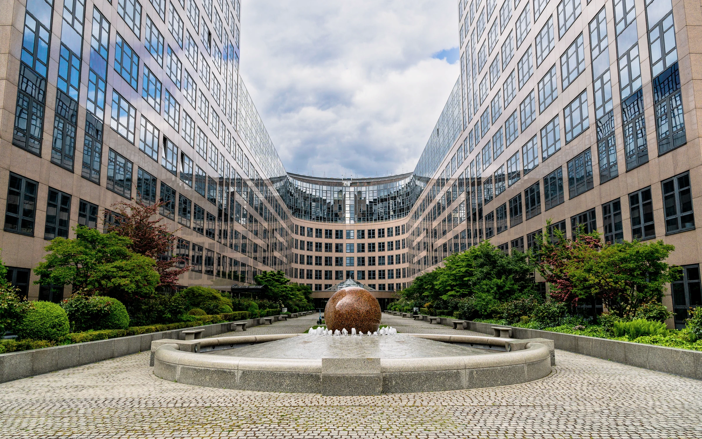 Bürogebäude mit begrüntem Innenhof